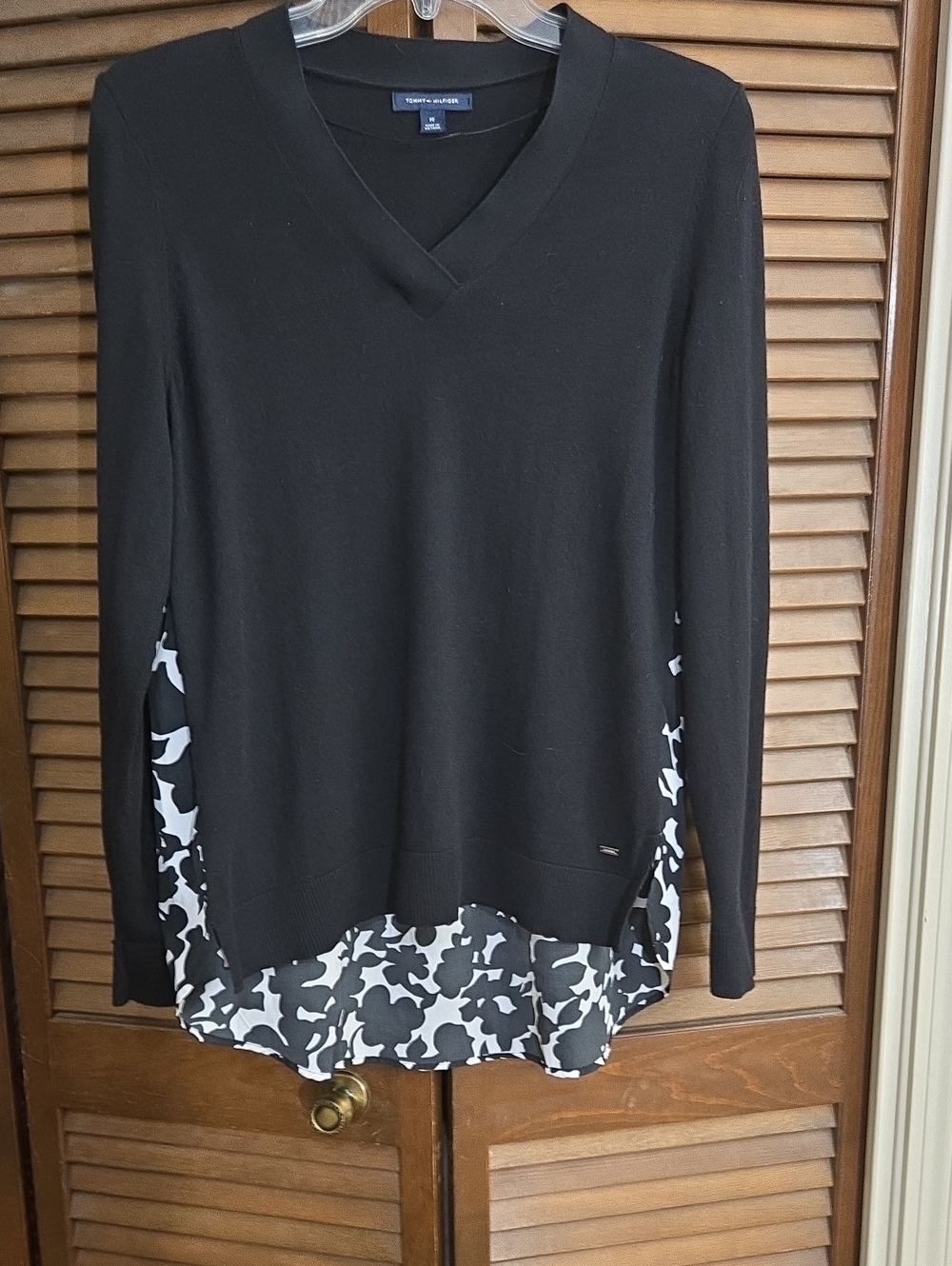 Tommy Hilfiger V-Neck Pullover Black-and-White Patterned Back High Low Style